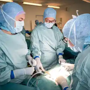 Studenten und Studentinnen beim Üben einer OP