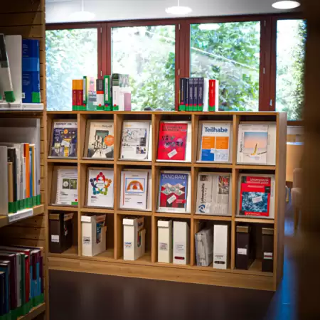 Blick auf ein Büchergestell in der Bibliothek der HFGS