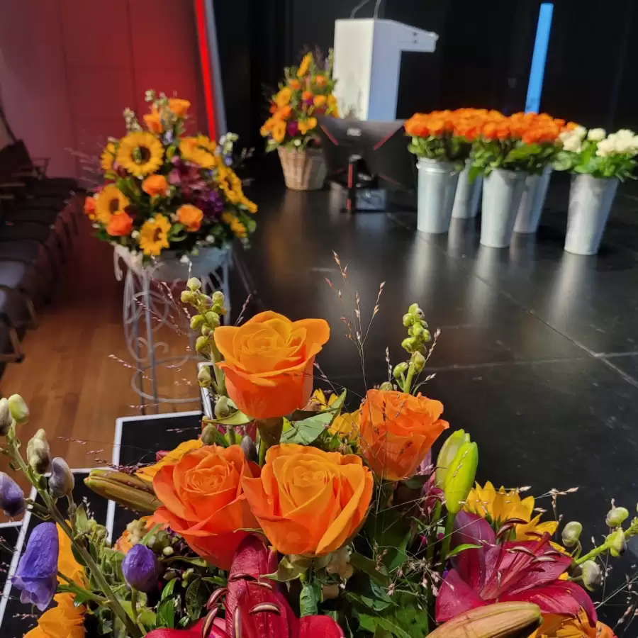 Blumen, Bühne und Rednerpult der Diplomfeier der HFGS 2023