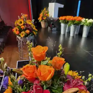 Blumen, Bühne und Rednerpult der Diplomfeier der HFGS 2023