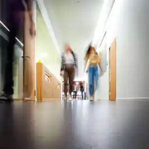 Schulgang mit verschwommenen Personen der HFGS an der Bahnhofstrasse